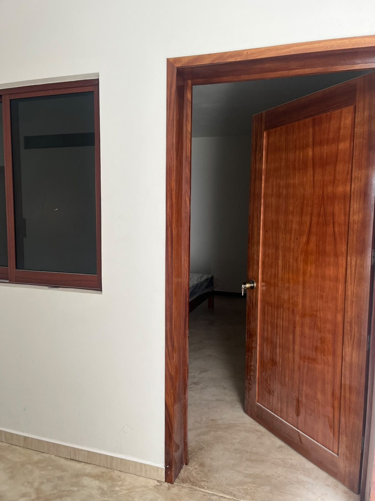Puerta de madera de un estudio en Estancia Matamoros